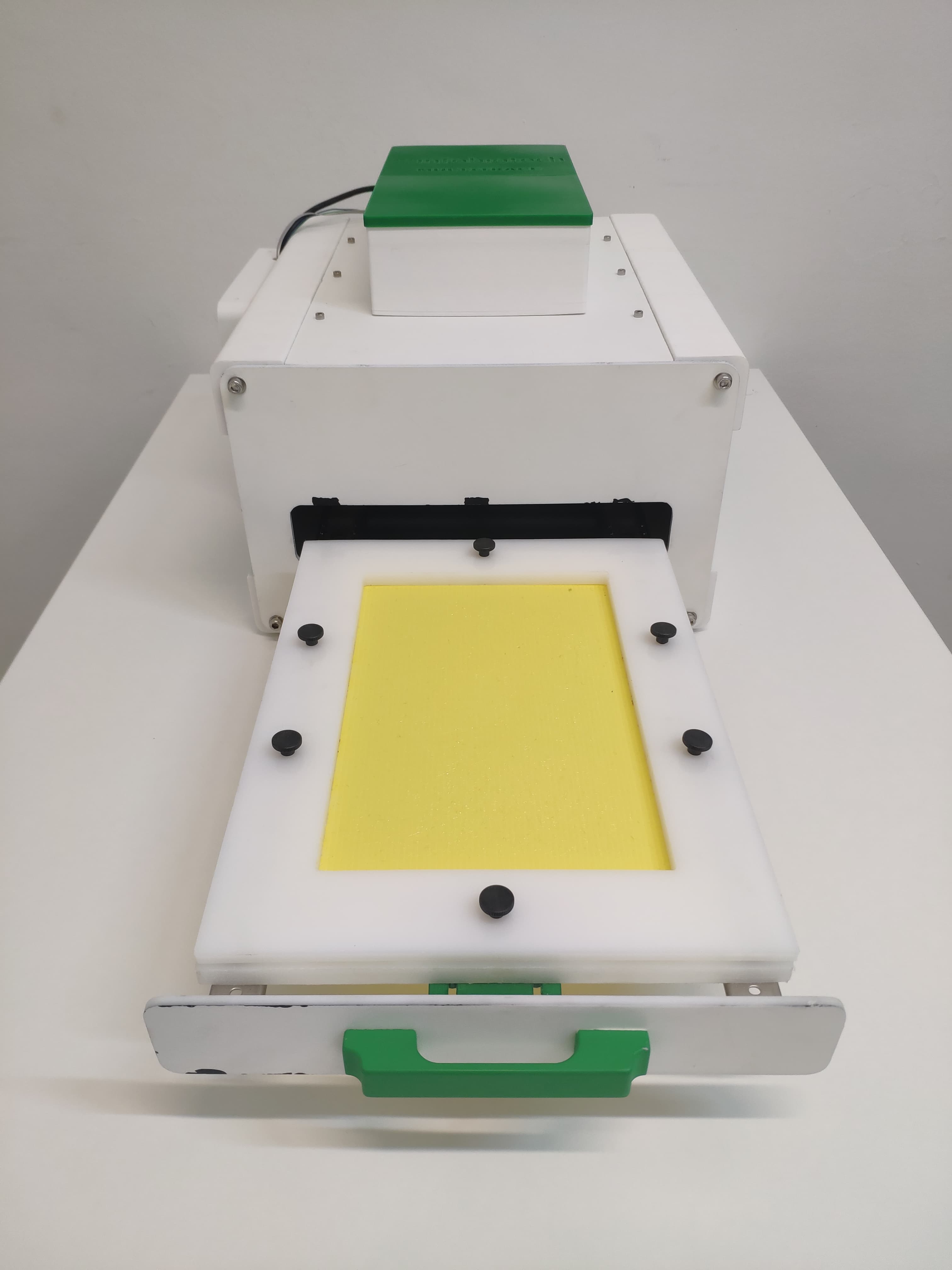 Chromotactic trap detection device (open)